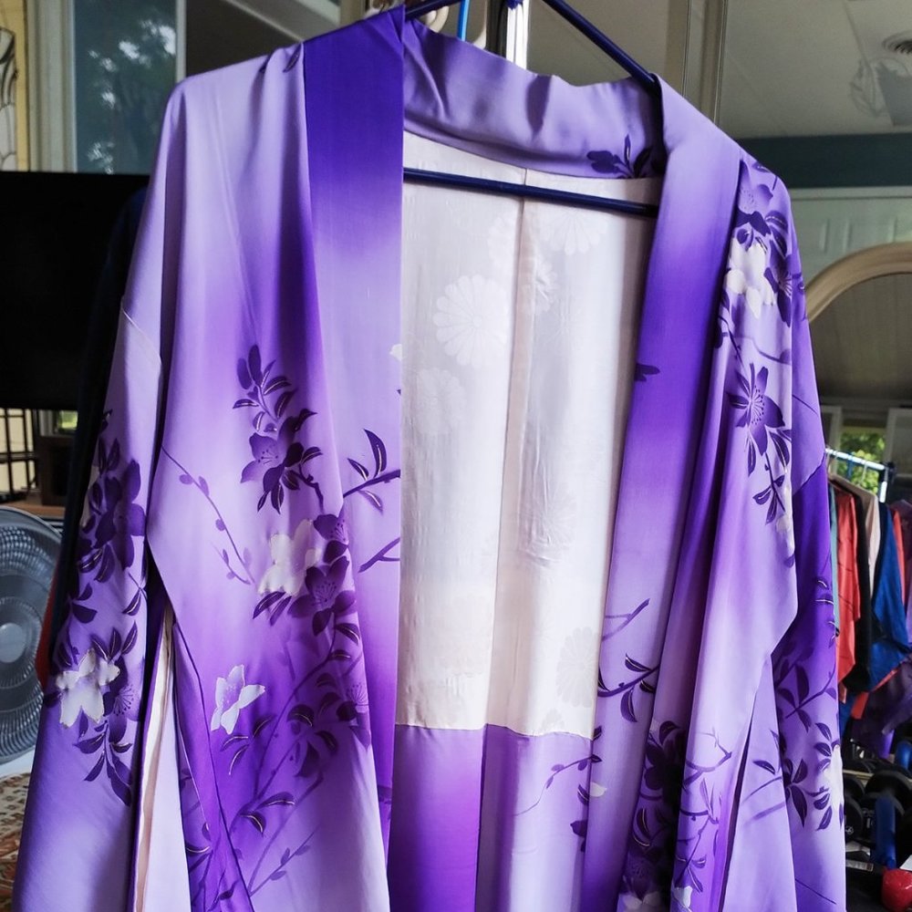 Beautiful vintage silk haori kimono. Purple, lavender; purple and white flowers.